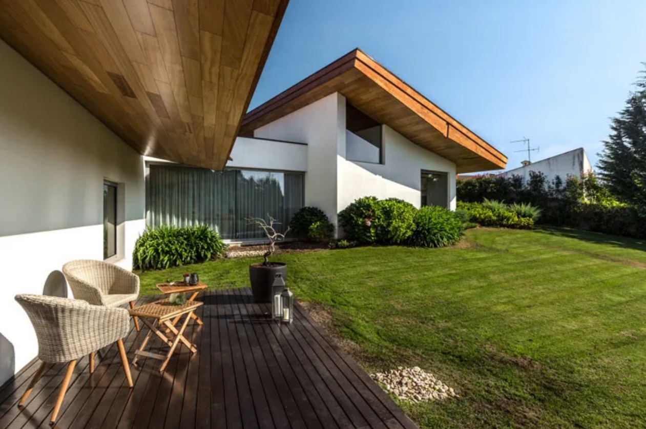 防腐木在花園里簡直百搭，太適合你的院子了！